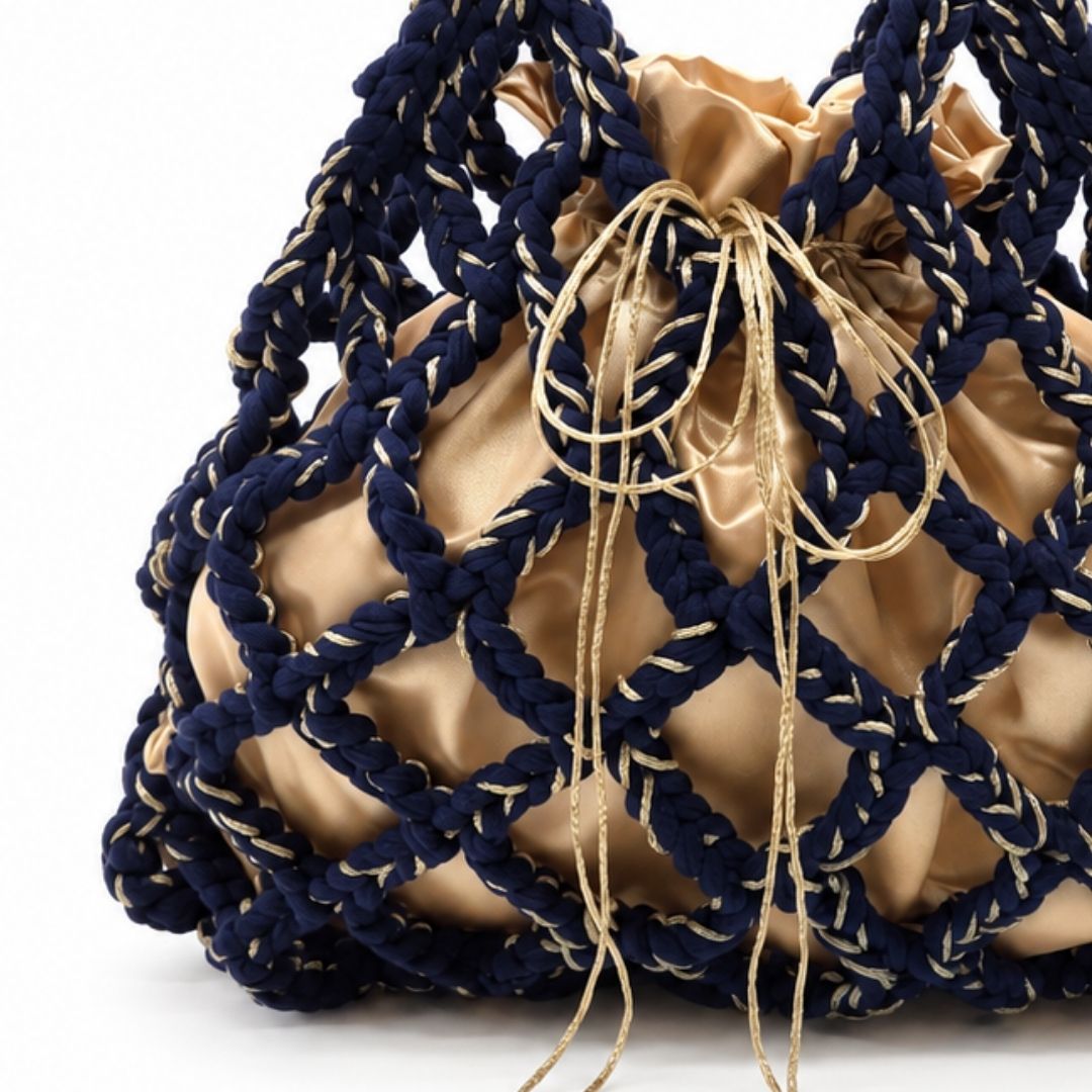 Borsa Marettimo Blu indossata al braccio con abito chiaro in contesto mediterraneo