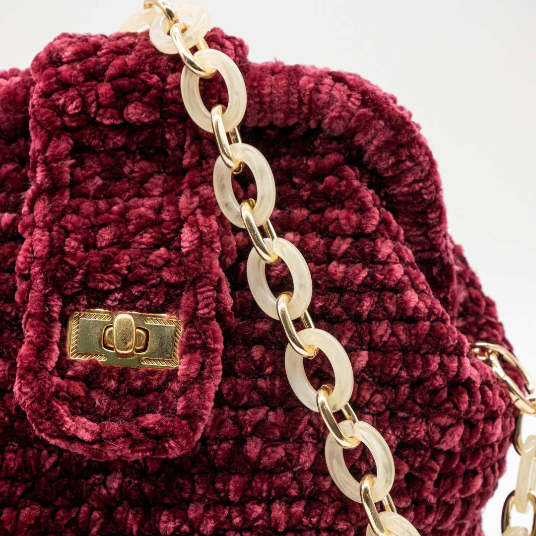 Borsa artigianale Rubino in ciniglia bordeaux con chiusura dorata e tracolla a catena