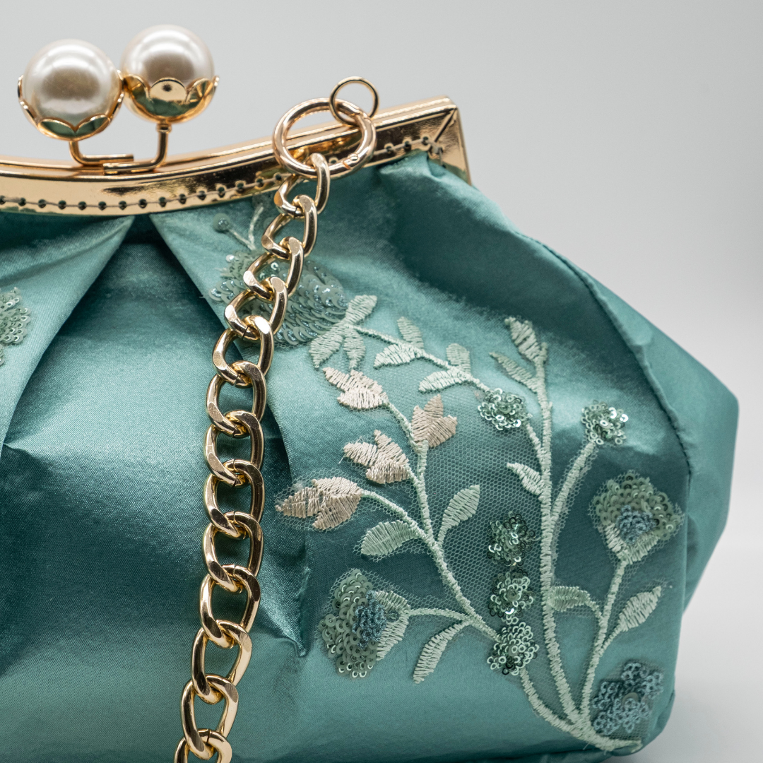 Borsa artigianale Acquamarina verde acqua con ricami floreali, chiusura dorata e catena dettaglio