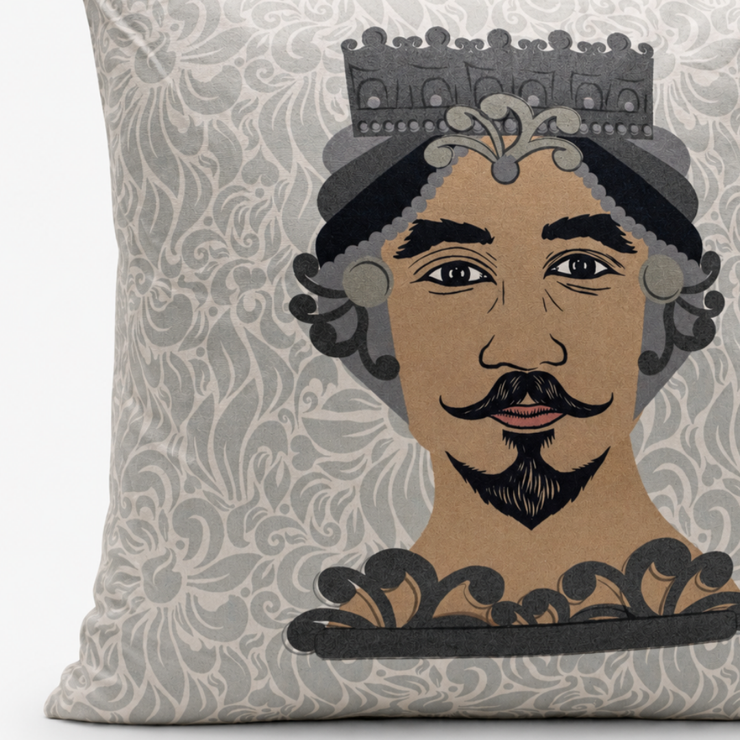 Dettaglio Federa cuscino Moro Reale 45x45 con volto maschile, corona e fondo grigio decorativo