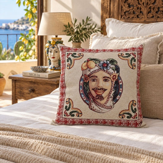 Federa cuscino Moro di Maiolica ambientata su letto in stile mediterraneo siciliano