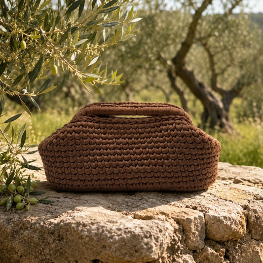 Borsa Giarraffa Bruna ambientata tra gli ulivi con lavorazione intrecciata marrone