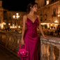 Borsa Tormalina Fucsia indossata con abito elegante in contesto serale