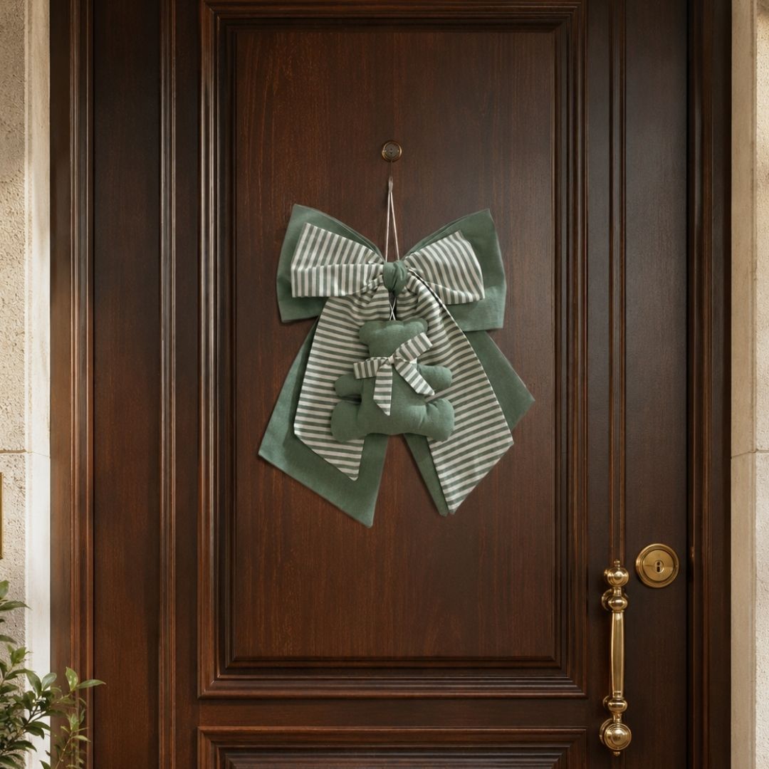 Fiocco nascita Orsetto Salvia appeso alla porta in stile elegante e delicato