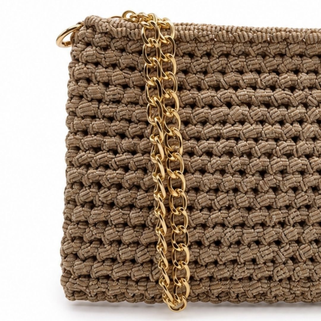 Dettaglio pochette artigianale Quarzo Fumé color tortora con lavorazione intrecciata e catena dorata