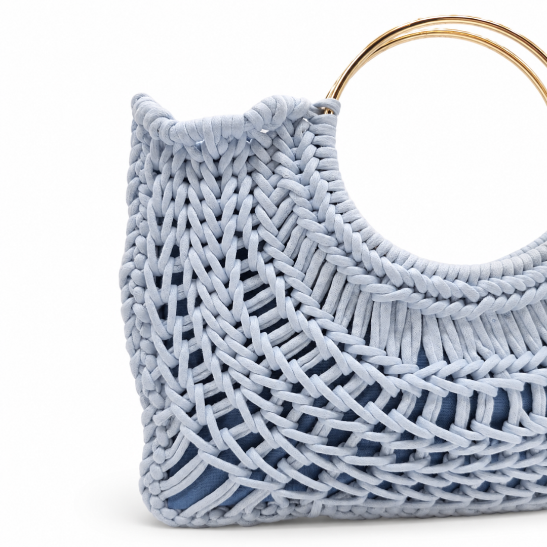 Borsa Nasitana azzurra al braccio con manici dorati dettaglio