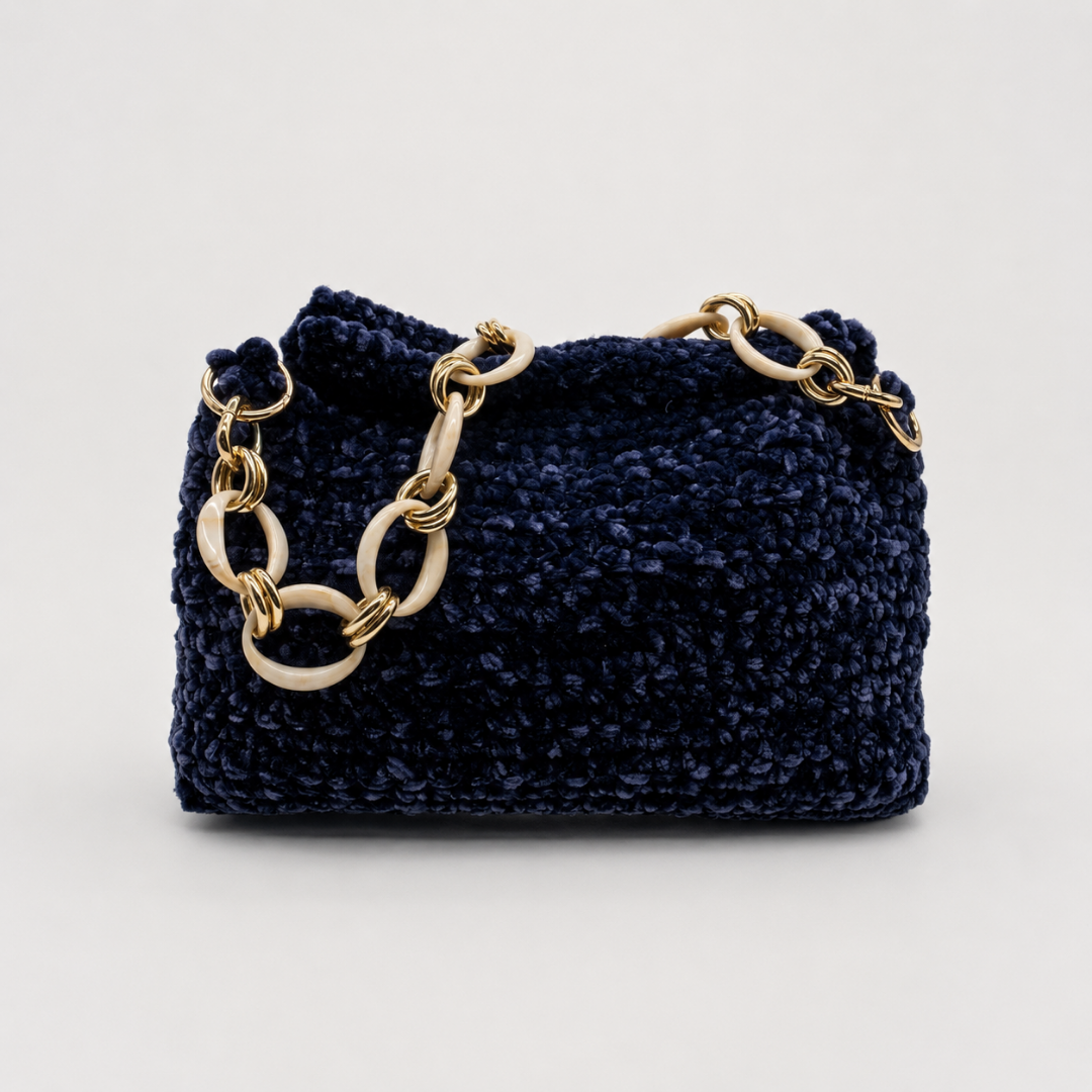 Borsa Zaffiro in ciniglia blu profondo con anelli effetto resina e oro