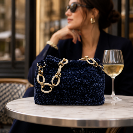 Borsa artigianale Zaffiro blu indossata con look elegante da sera