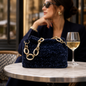 Borsa artigianale Zaffiro blu indossata con look elegante da sera