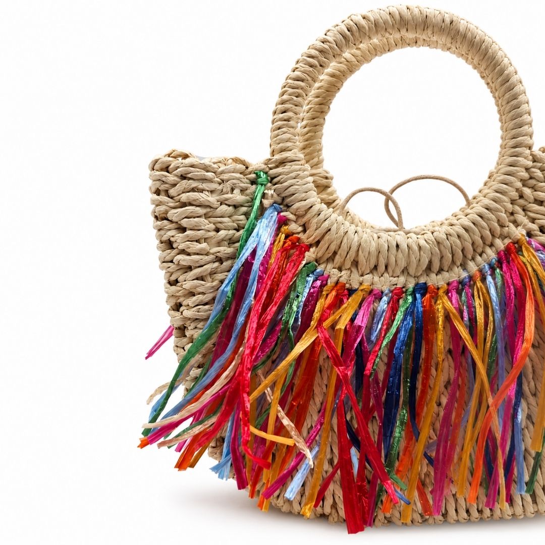 Dettaglio borsa artigianale Picciridda intrecciata effetto paglia con frange multicolor