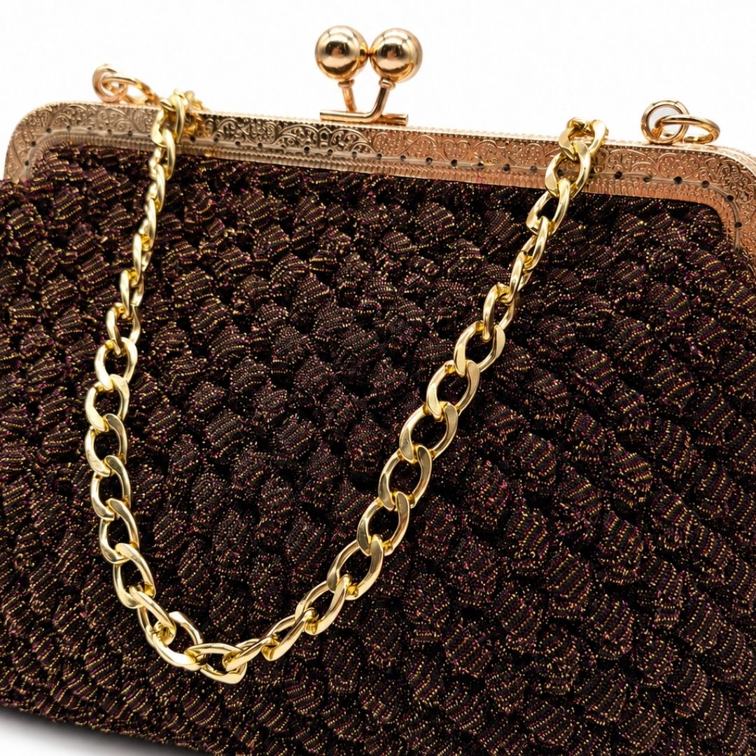 Dettaglio borsa artigianale Occhio di Tigre marrone scuro con texture intrecciata e catena dorata