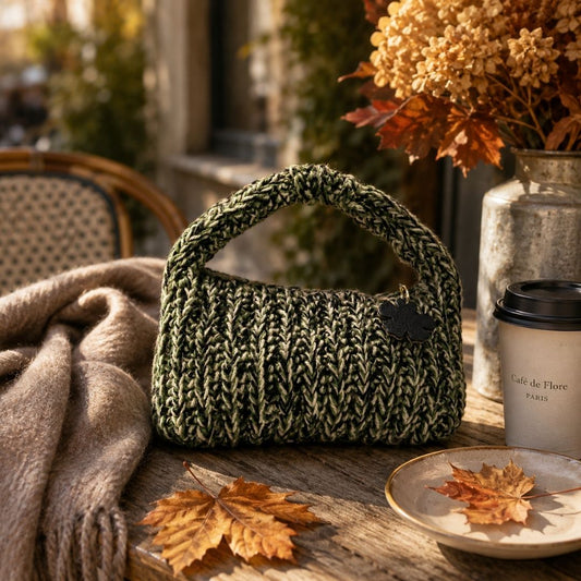 Borsa artigianale Agata Verde ambientata su tavolo in stile autunnale