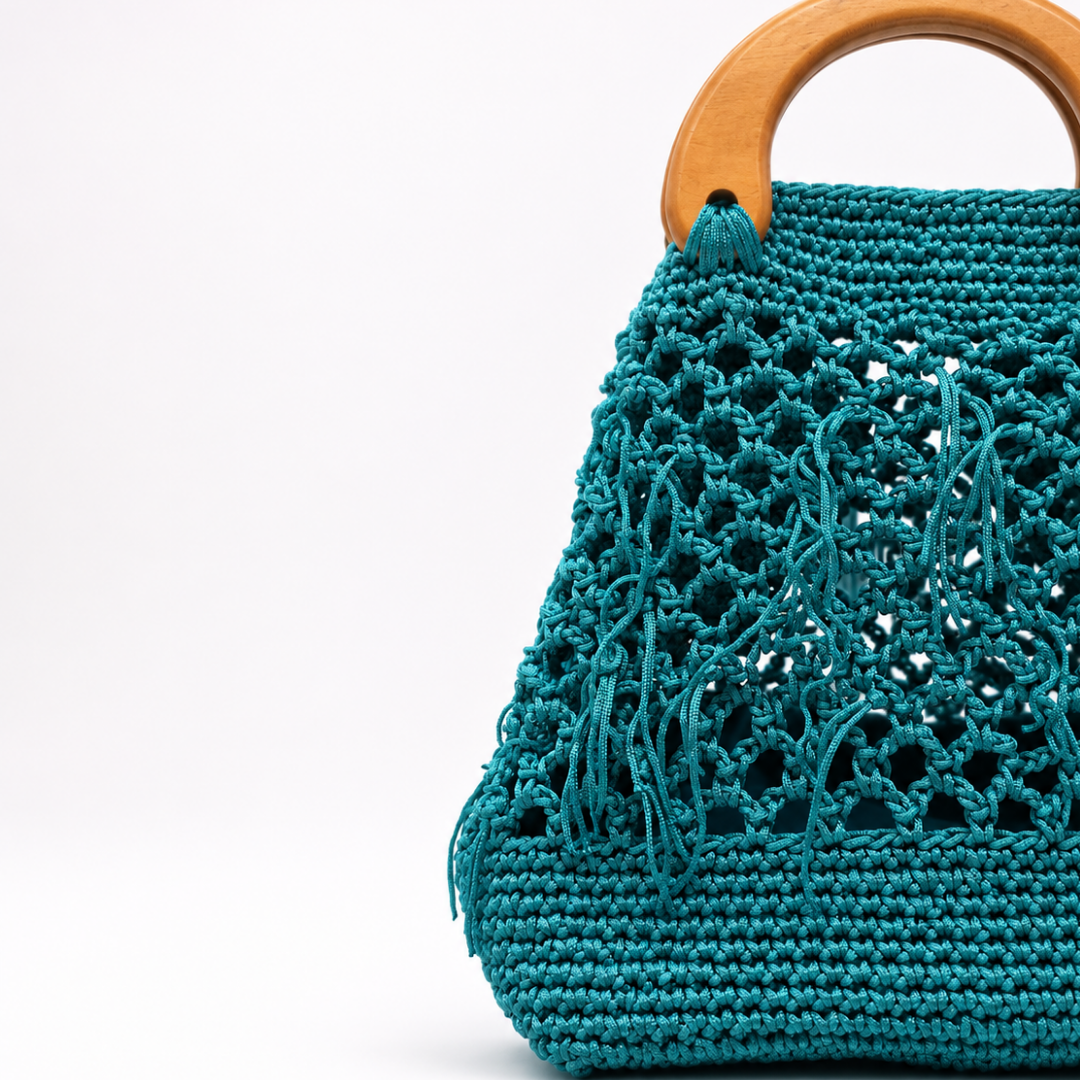 Borsa artigianale Tonda Iblea verde acqua con lavorazione traforata e manico effetto legno