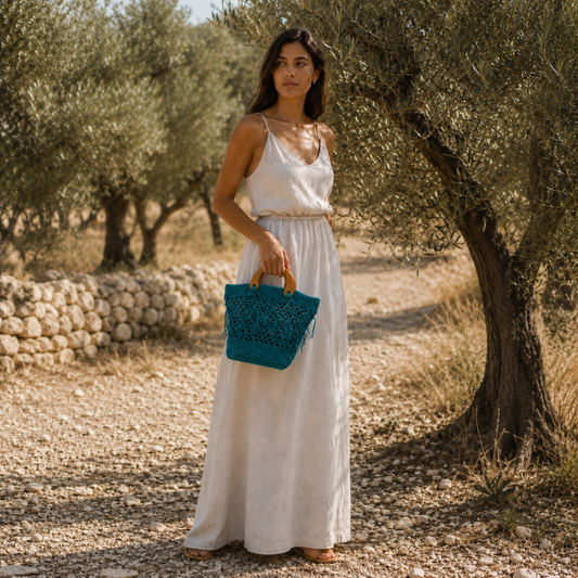 Borsa Tonda Iblea verde acqua indossata a mano tra gli ulivi
