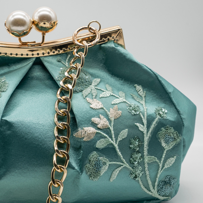 Borsa artigianale Acquamarina verde acqua con ricami floreali, chiusura dorata e catena dettaglio