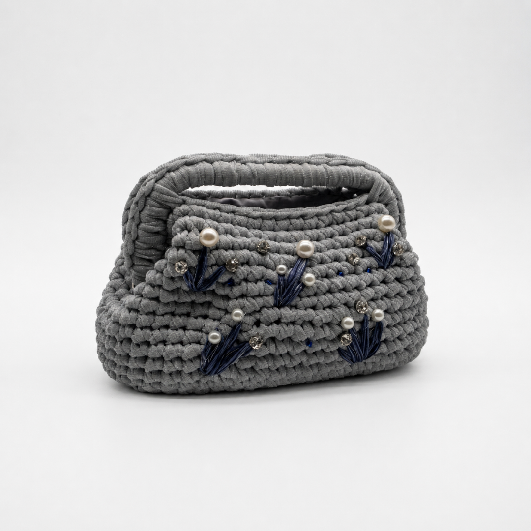 Clutch artigianale Labradorite grigio argento con perle e ricami blu