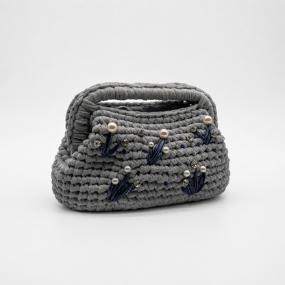 Clutch artigianale Labradorite grigio argento con perle e ricami blu