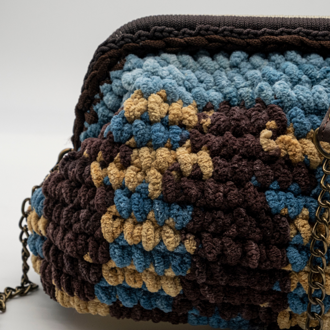 Borsa artigianale Ambra indossata a tracolla con look autunnale elegante
