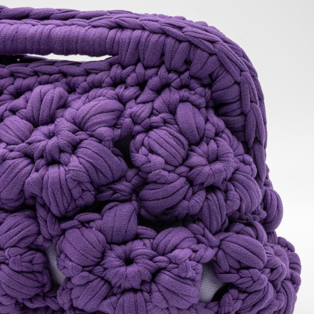 Clutch artigianale Ametista viola con lavorazione punto fiore in rilievo
