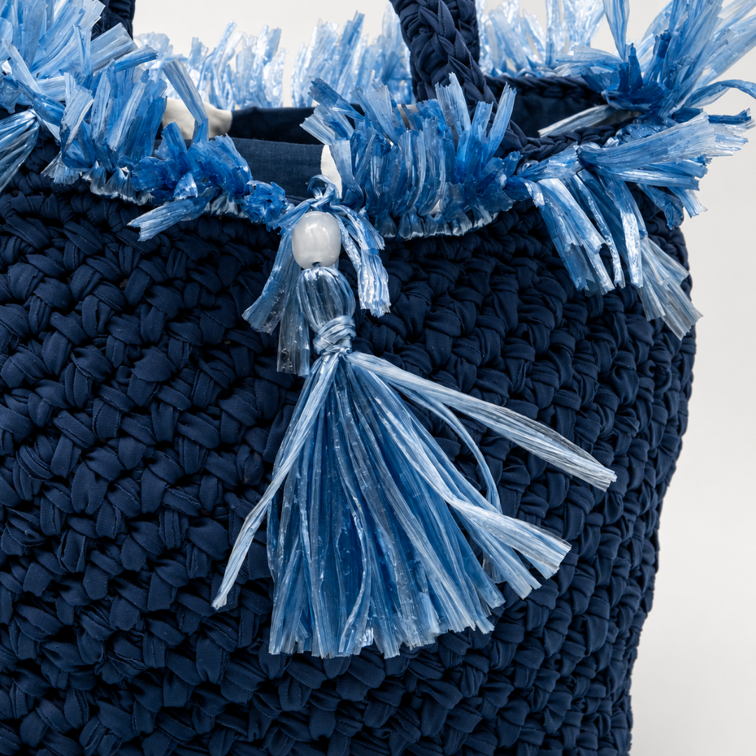 Borsa blu in fettucia e rafia dettaglio
