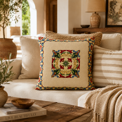 Federa cuscino artigianale Maiolica Mediterranea 45x45 in tessuto gobelin decorativo ambientata