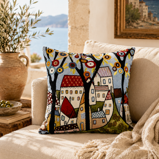 Federa cuscino 45x45 Borgo Fiorito in gobelin con dettaglio casette e motivi colorati ambientata