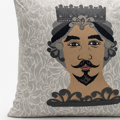 Dettaglio Federa cuscino Moro Reale 45x45 con volto maschile, corona e fondo grigio decorativo