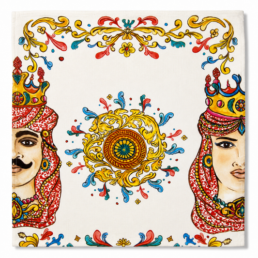 Strofinaccio Coppia Reale in misto lino 50x74 cm, con coppia di Mori di Sicilia e decori colorati.