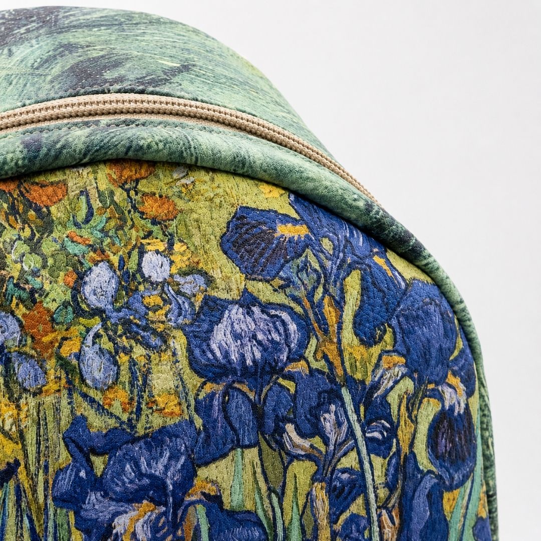Dettaglio zaino artigianale Iris Blu con fantasia floreale di iris blu e sfumature verdi