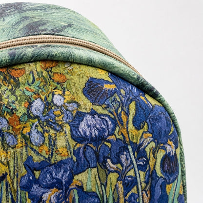 Dettaglio zaino artigianale Iris Blu con fantasia floreale di iris blu e sfumature verdi